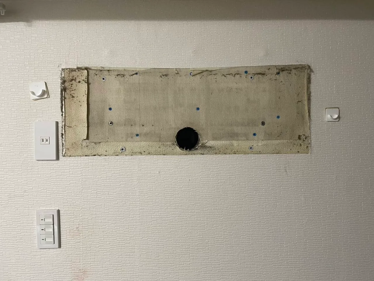 既設エアコンの室内機を取り外した後の壁面と配管穴