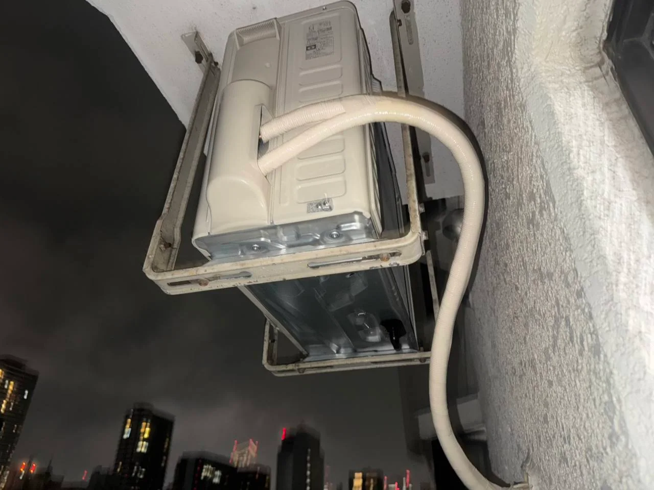 名古屋市港区で既存の天吊り架台を再利用して設置した日立エアコンの室外機