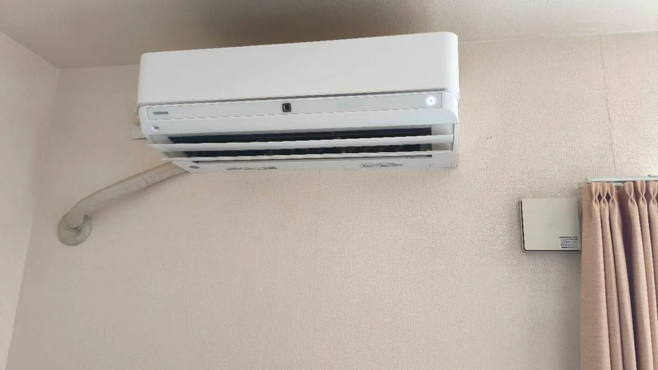 名古屋市昭和区で水漏れの点検を行った東芝製エアコン室内機