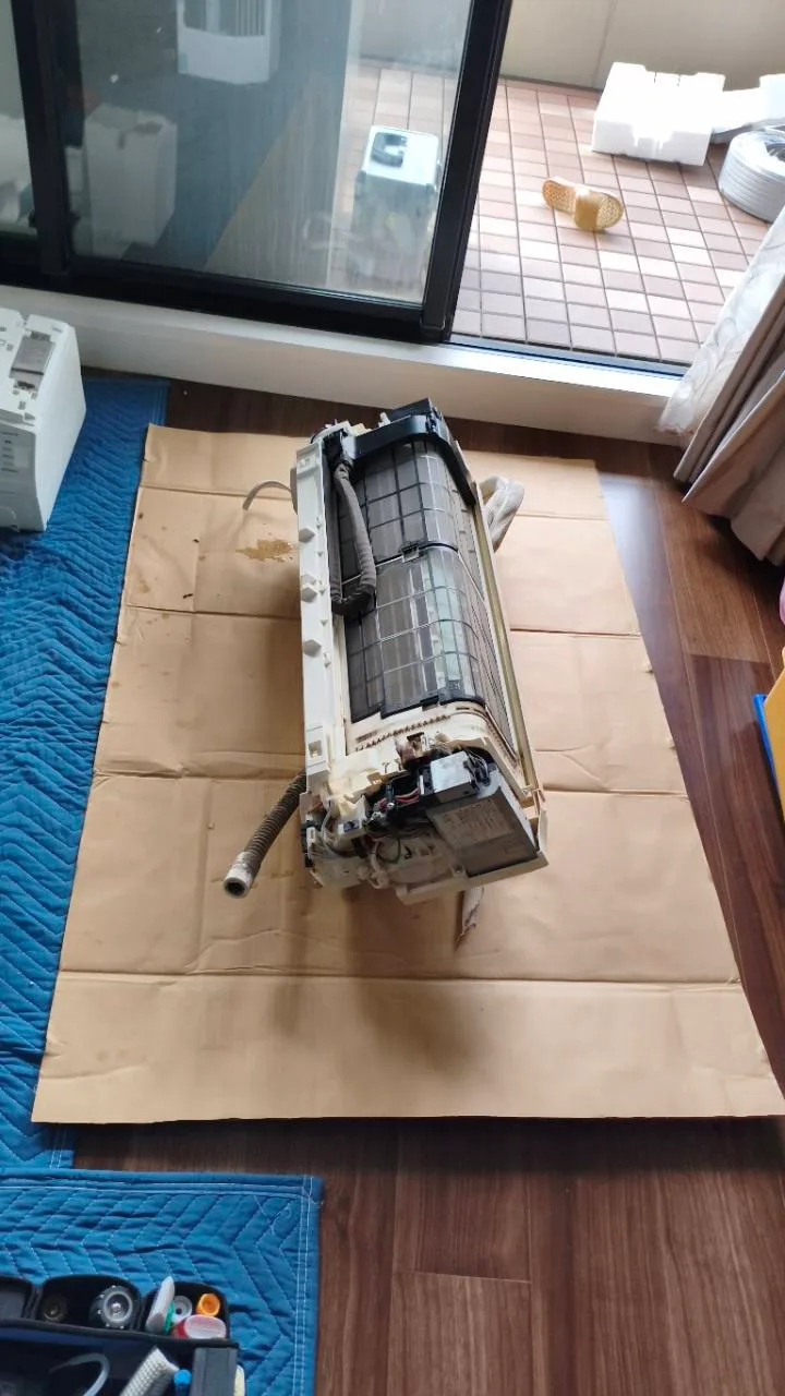 撤去した日立製エアコン室内機と作業時の床養生
