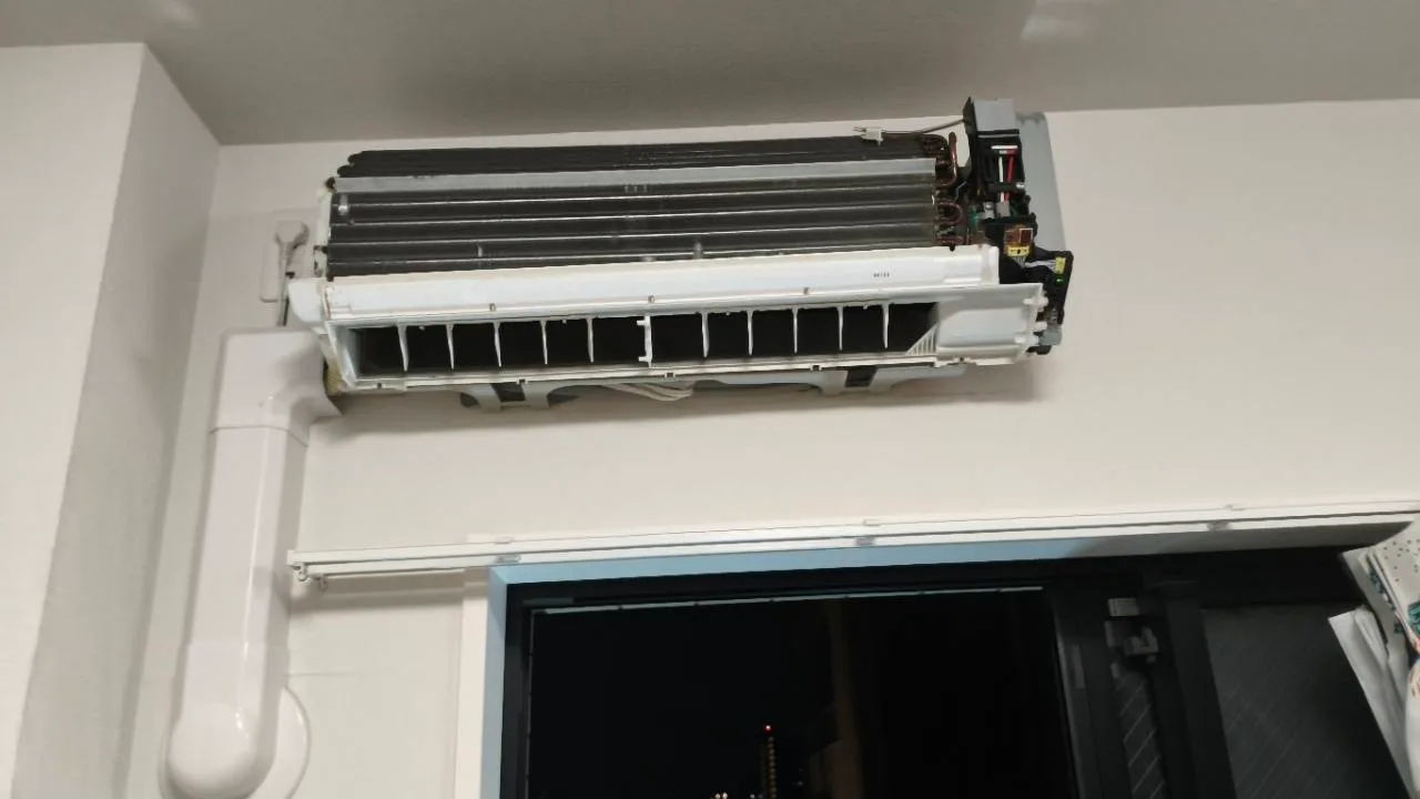 名古屋市東区で水漏れ点検のため前面パネルを外したPanasonic製エアコン室内機